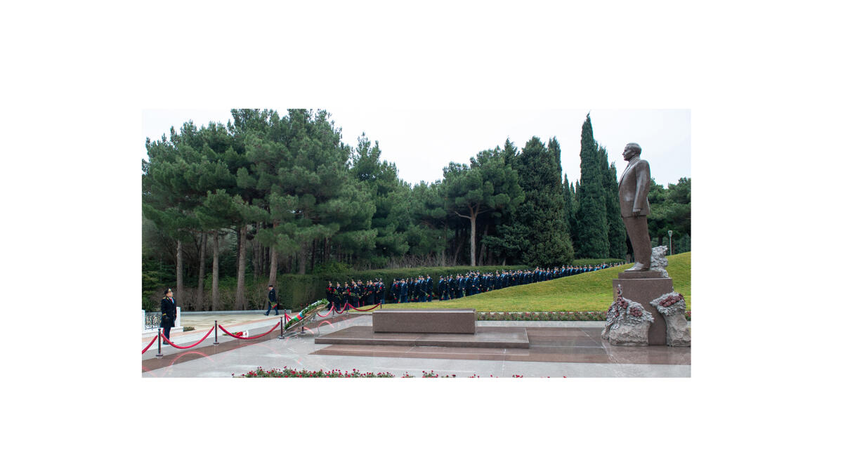 Vergilər Nazirliyinin əməkdaşları Fəxri xiyabanı və Şəhidlər xiyabanını ziyarət ediblər