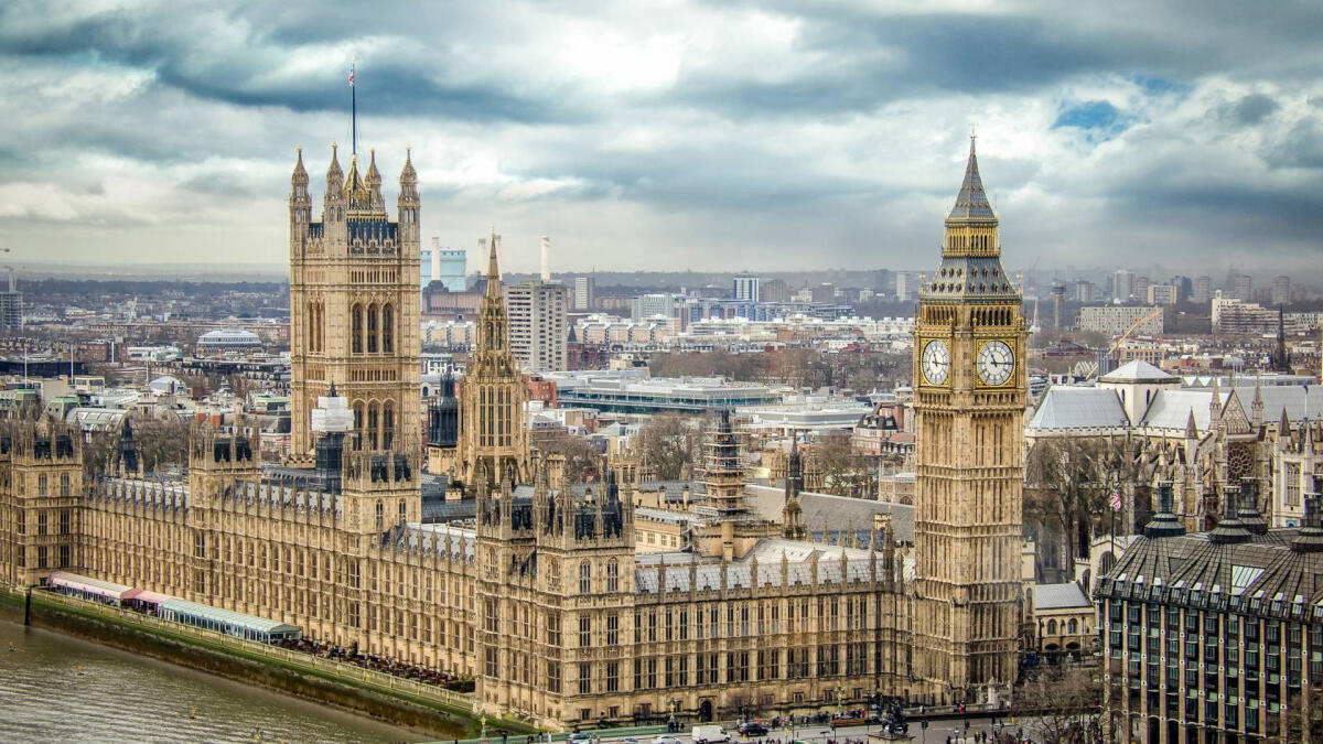 Böyük Britaniyanın dövlət borcu son vergi ilində rekord həddə çatıb