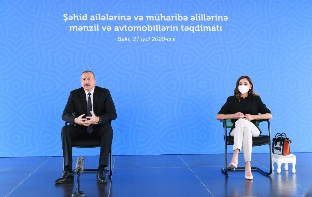 Şəhid ailələrinə, müharibə əlillərinə mənzil və avtomobillər təqdim olunub
