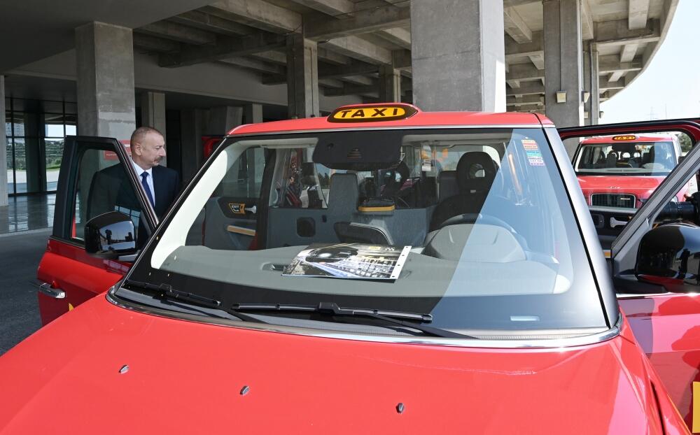 Prezident İlham Əliyev Bakıya gətirilmiş TX modelli yeni "London taksi"ləri ilə tanış olub
