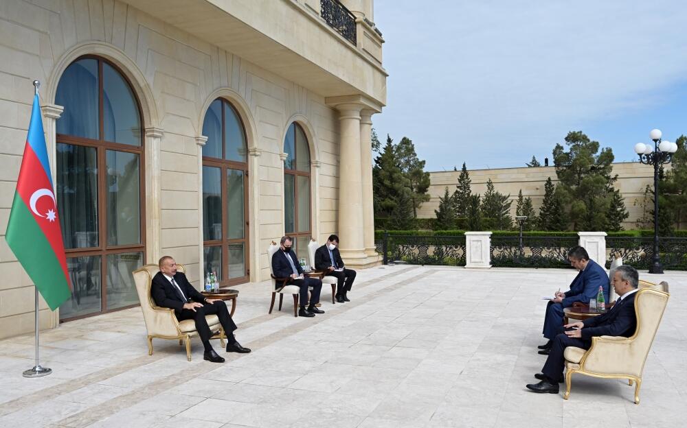 Prezident İlham Əliyev Özbəkistanın Azərbaycanda yeni təyin olunmuş səfirinin etimadnaməsini qəbul edib