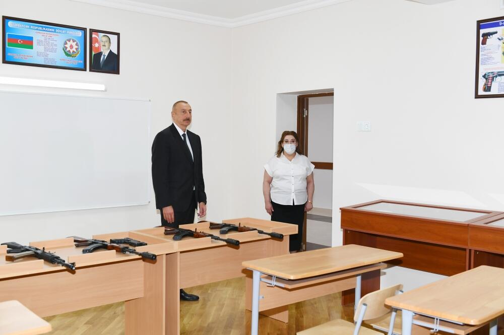 Prezident İlham Əliyev Bakıdakı 251 nömrəli məktəbdə aparılan əsaslı təmir işləri ilə tanış olub, bu təhsil ocağının yeni korpusunun açılışında iştirak edib