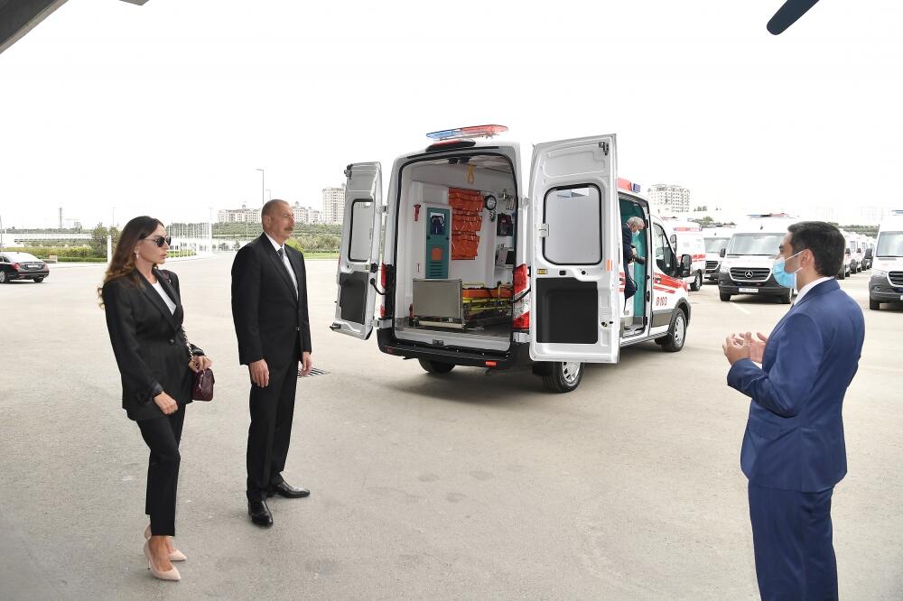 Prezident İlham Əliyev və birinci xanım Mehriban Əliyeva Azərbaycana yeni gətirilən təcili tibbi yardım avtomobilləri ilə tanış olublar