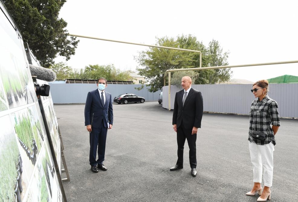 Prezident İlham Əliyev və birinci xanım Mehriban Əliyeva Balaxanı qəsəbəsində aparılan abadlıq işləri ilə tanış olublar