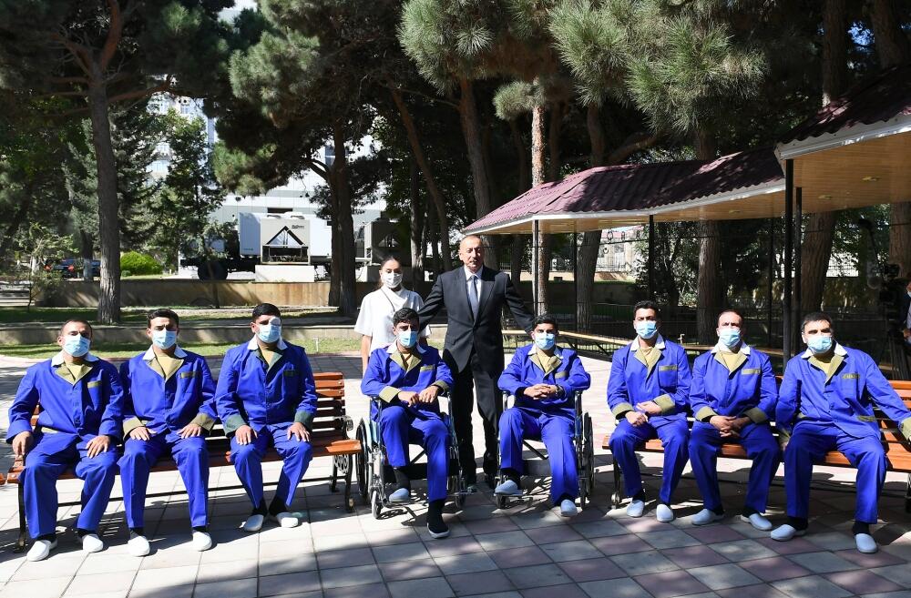 Prezident İlham Əliyev və birinci xanım Mehriban Əliyeva Müdafiə Nazirliyinin Mərkəzi Hərbi Klinik Hospitalında müalicə olunan yaralı hərbçilərlə görüşüblər