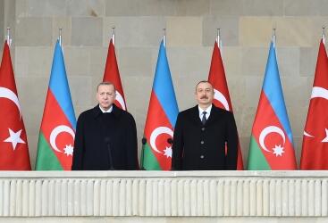 Bakının Azadlıq meydanında Vətən müharibəsində Qələbəyə həsr olunmuş Zəfər paradı keçirilir Azərbaycan Prezidenti İlham Əliyev və Türkiyə Prezidenti Rəcəb Tayyib Ərdoğan paradda iştirak edirlər