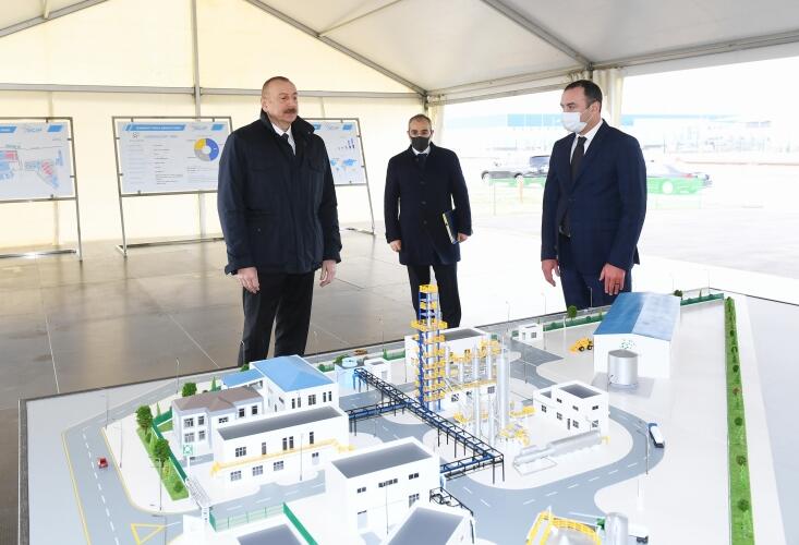 Prezident İlham Əliyev Sumqayıt Kimya Sənaye Parkında iki zavodun təməlini qoyub, vərəqə şüşə istehsalı müəssisəsinin açılışını edib