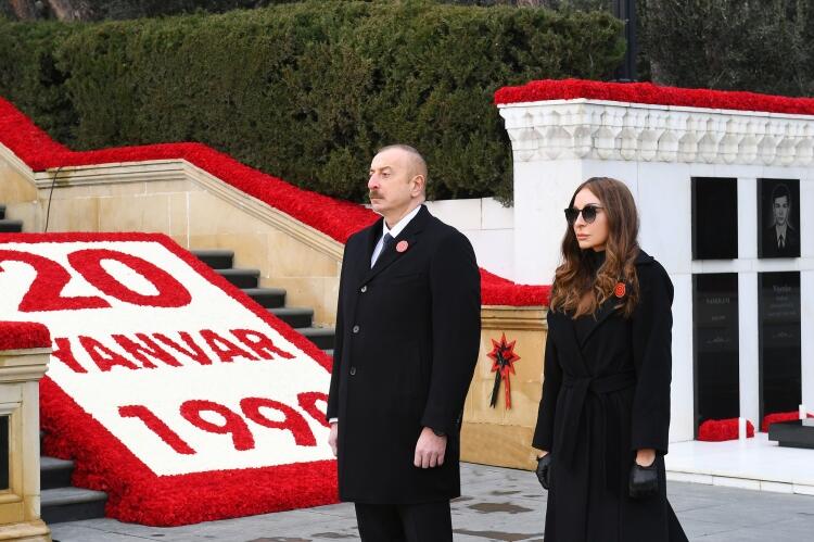 Prezident İlham Əliyev və birinci xanım Mehriban Əliyeva 20 Yanvar faciəsinin 31-ci ildönümü ilə əlaqədar Şəhidlər xiyabanını ziyarət ediblər