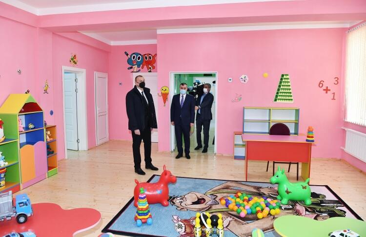 Bakının Ramana qəsəbəsində şəhid ailələri və müharibə əlillərinə mənzillərin təqdim olunması mərasimi keçirilib Prezident İlham Əliyev mərasimdə iştirak edib