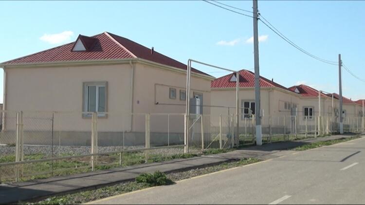 Məcburi köçkünlərə yeni evlər verilib