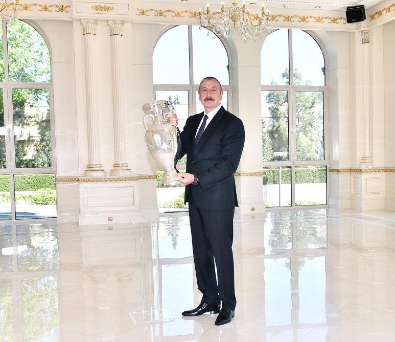 AVRO-2020-nin kuboku Prezident İlham Əliyevə təqdim olunub