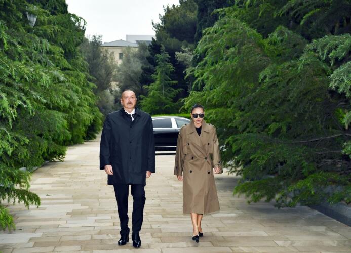 Prezident İlham Əliyev və birinci xanım Mehriban Əliyeva ulu öndər Heydər Əliyevin məzarını ziyarət ediblər
