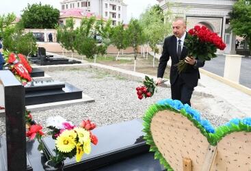 Prezident İlham Əliyev Naxçıvan şəhər qəbiristanlığında Vətən müharibəsi şəhidlərinin məzarlarını ziyarət edib
