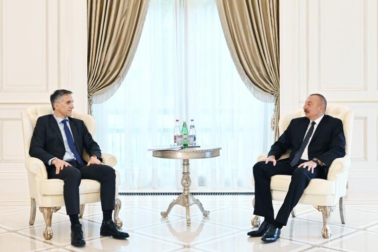 Prezident İlham Əliyev “Signify” şirkətinin baş icraçı direktorunu və digər nümayəndələrini qəbul edib