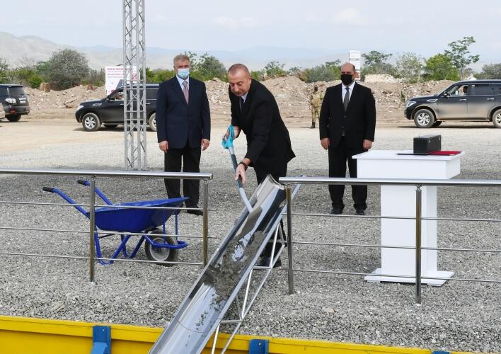 Prezident İlham Əliyev Ağdam şəhərində inşa olunacaq ilk yaşayış binasının təməlini qoyub
