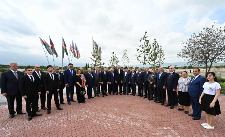 Prezident İlham Əliyev Ağdam şəhərinin bərpasının təməl daşının qoyulması mərasimində iştirak edib, rayon ictimaiyyətinin nümayəndələri ilə görüşüb