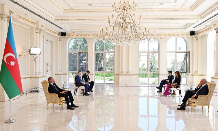Prezident İlham Əliyev İtaliyanın Azərbaycanda yeni təyin olunmuş səfirinin etimadnaməsini qəbul edib