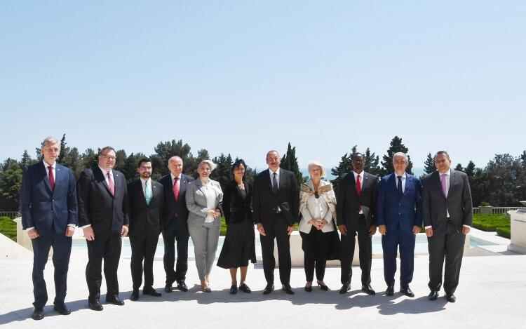 Prezident İlham Əliyev on ölkənin Azərbaycanda yeni təyin olunmuş qeyri-rezident səfirlərinin etimadnamələrini qəbul edib