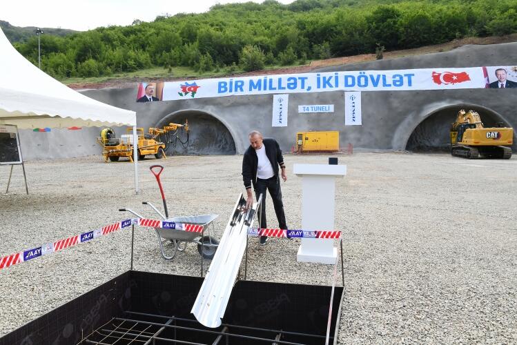 Prezident İlham Əliyev Əhmədbəyli-Füzuli-Şuşa avtomobil yolunda inşa olunacaq tunelin təməlini qoyub