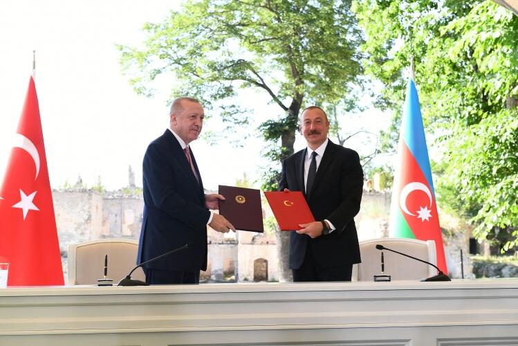Azərbaycan ilə Türkiyə arasında müttəfiqlik münasibətləri haqqında Şuşa Bəyannaməsi imzalanıb