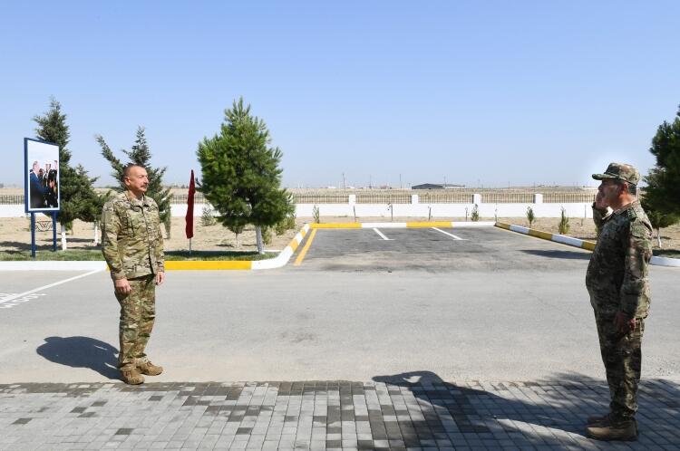 Prezident İlham Əliyev Müdafiə Nazirliyi Hərbi Hava Qüvvələrinin yeni hərbi şəhərciyində və hərbi qulluqçuların ailələri üçün nəzərdə tutulmuş xidməti mənzillərdə yaradılan şəraitlə tanış olub