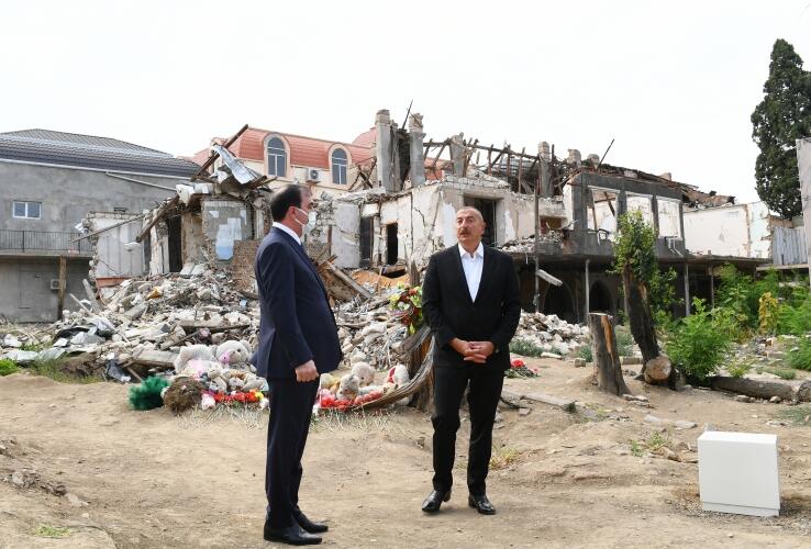 Prezident İlham Əliyev Gəncədə Ermənistanın raket hücumlarının səbəb olduğu cinayət səhnələri ilə tanış olub