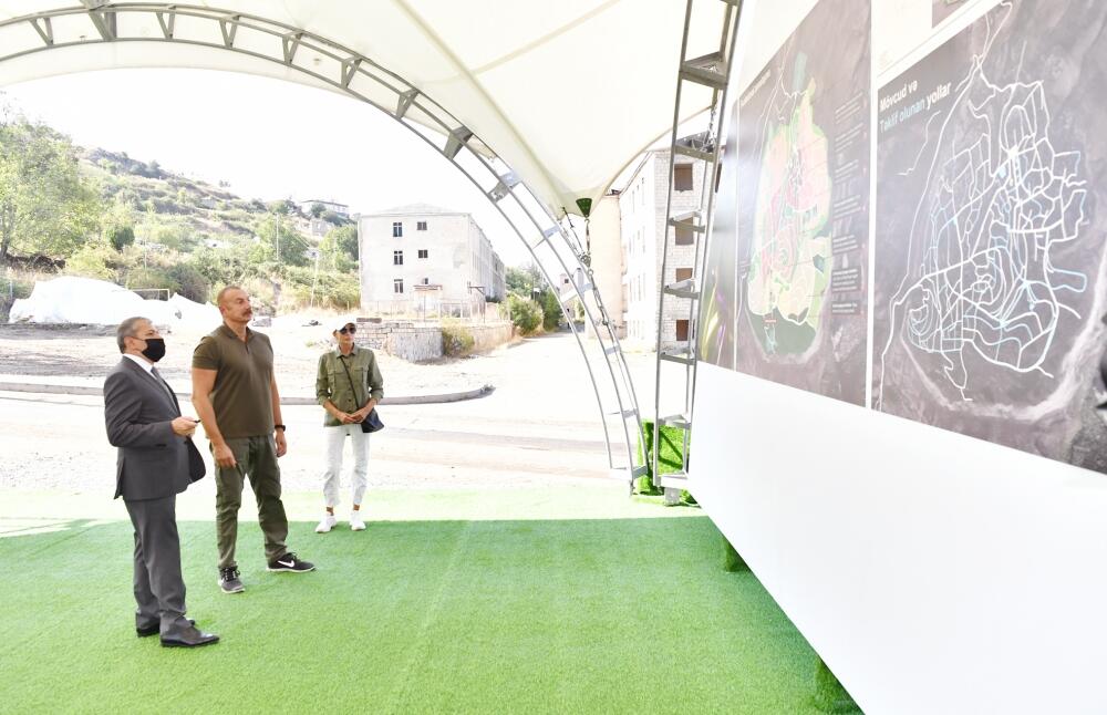 Prezident İlham Əliyevə və birinci xanım Mehriban Əliyevaya Şuşa şəhərinin baş planı təqdim olunub