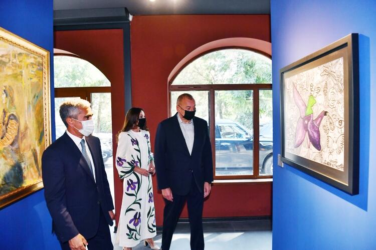 Prezident İlham Əliyev və birinci xanım Mehriban Əliyeva Heydər Əliyev Fondu tərəfindən Şuşada təşkil edilən sərgilərlə tanış olublar