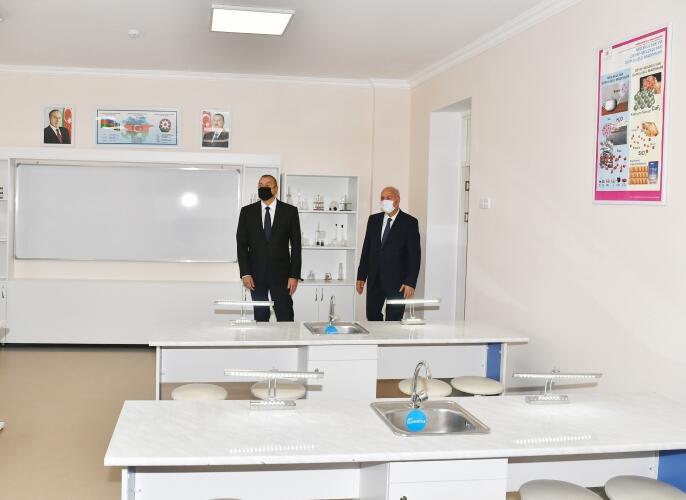 Prezident İlham Əliyev Sumqayıt şəhər 20 nömrəli tam orta məktəbdə yaradılan şəraitlə tanış olub