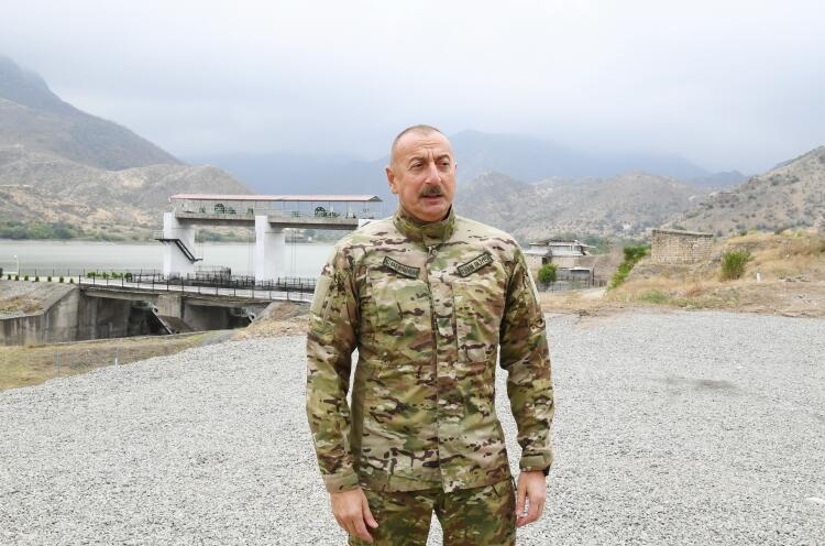Prezident İlham Əliyev Tərtər rayonunun Suqovuşan qəsəbəsində Azərbaycan bayrağını ucaldıb