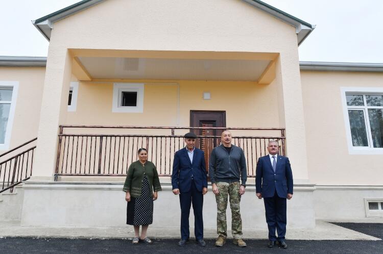 Prezident İlham Əliyev Ermənistan silahlı qüvvələrinin raket hücumları nəticəsində Tərtər şəhərində dağılmış evin əvəzinə tikilən yeni evdə yaradılan şəraitlə tanış olub