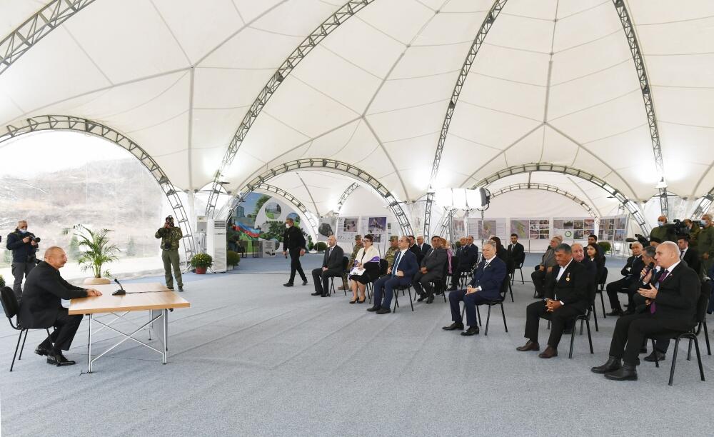 Prezident İlham Əliyev Cəbrayıl ictimaiyyətinin nümayəndələri ilə görüşüb, Memorial Kompleksin və şəhərin bərpasının təməl daşını qoyub