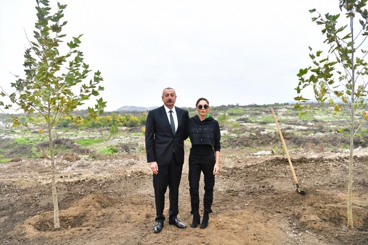 Prezident İlham Əliyev və birinci xanım Mehriban Əliyeva Füzulidə yaradılacaq Mərkəzi Şəhər Parkında ağac əkiblər