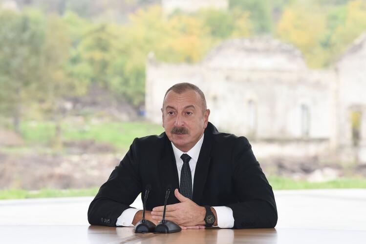 Prezident İlham Əliyev və birinci xanım Mehriban Əliyeva Füzuli ictimaiyyətinin nümayəndələri ilə görüşüb, Memorial Kompleksin və şəhərin bərpasının təməl daşını qoyublar