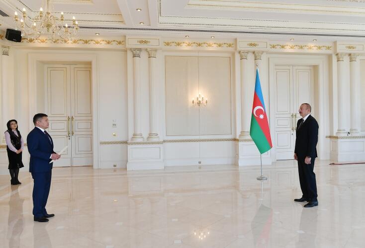 Prezident İlham Əliyev Qırğız Respublikasının Azərbaycanda yeni təyin olunmuş səfirinin etimadnaməsini qəbul edib