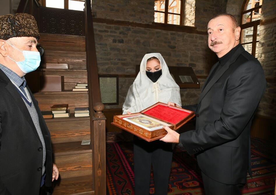Prezident İlham Əliyev və birinci xanım Mehriban Əliyeva Lahıcdakı Bədöyün məscidində aparılan bərpa-təmir işləri ilə tanış olublar