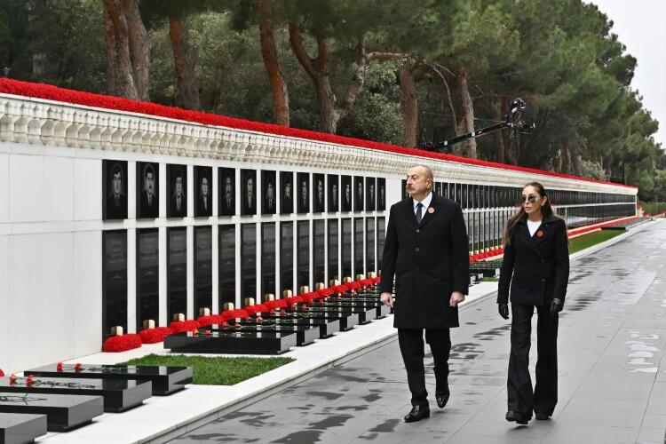 Prezident İlham Əliyev və birinci xanım Mehriban Əliyeva 20 Yanvar faciəsinin 32-ci ildönümü ilə əlaqədar Şəhidlər xiyabanını ziyarət ediblər