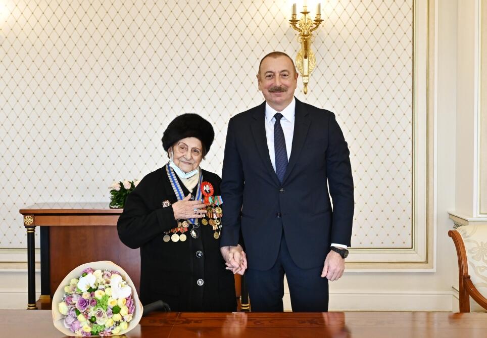 Prezident İlham Əliyev Müharibə, Əmək və Silahlı Qüvvələr Veteranları Təşkilatının sədri Fatma Səttarovaya “İstiqlal” ordenini təqdim edib