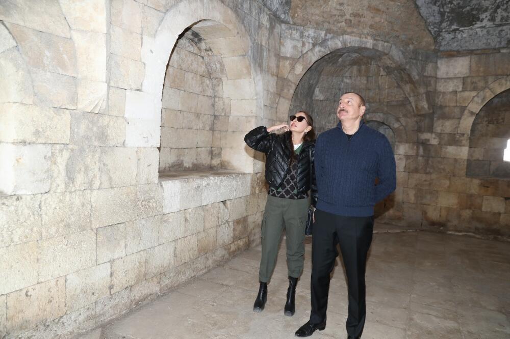 Dövlətimizin başçısı və birinci xanım Qarabağ xanlarının Ağdamdakı türbələri və yaşayış evi - İmarət kompleksində olublar