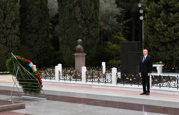 Prezident İlham Əliyev və birinci xanım Mehriban Əliyeva Fəxri xiyabanda ulu öndər Heydər Əliyevin məzarını ziyarət ediblər