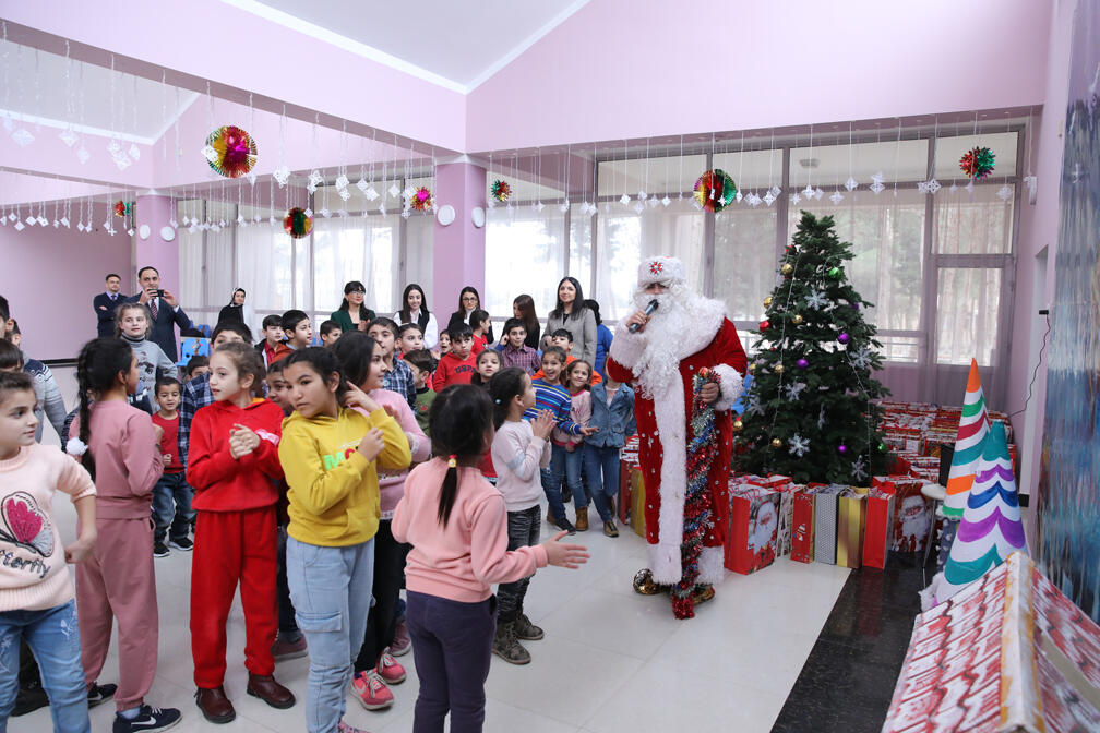 İqtisadiyyat Nazirliyinin əməkdaşları internat məktəbinin və uşaq sığınacağının şagirdlərini təbrik ediblər