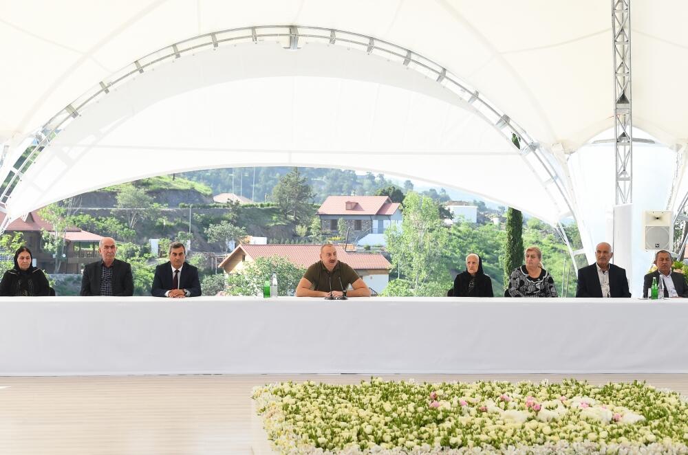 Prezident İlham Əliyev Laçın şəhərinə qayıdan əhali ilə görüşüb, evlərin açarlarını onlara təqdim edib
