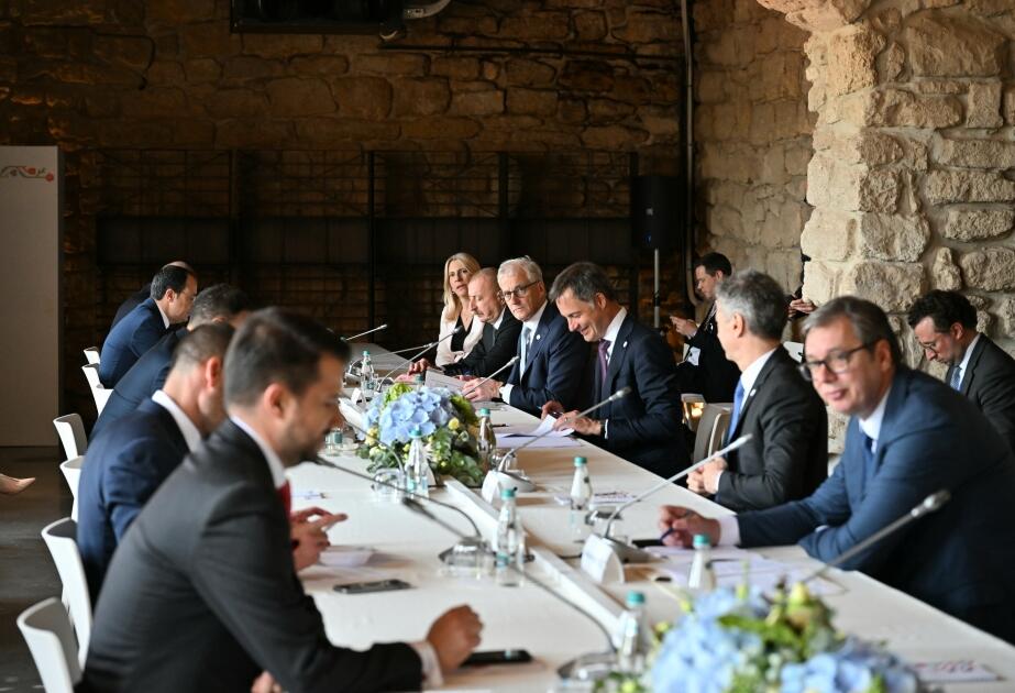 Prezident İlham Əliyev Kişineuda enerji təhlükəsizliyinə həsr olunmuş dəyirmi masada iştirak edib