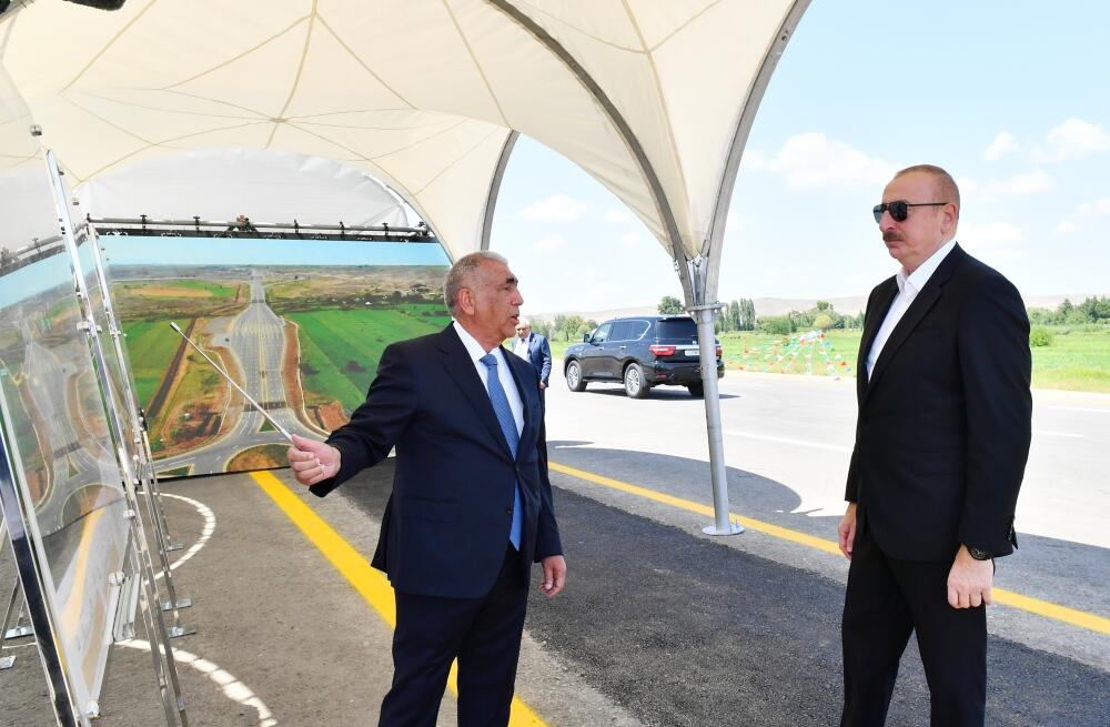 Prezident İlham Əliyev Əhmədbəyli-Füzuli-Şuşa avtomobil yolunun 27 kilometrlik hissəsinin tikintisi ilə tanış olub