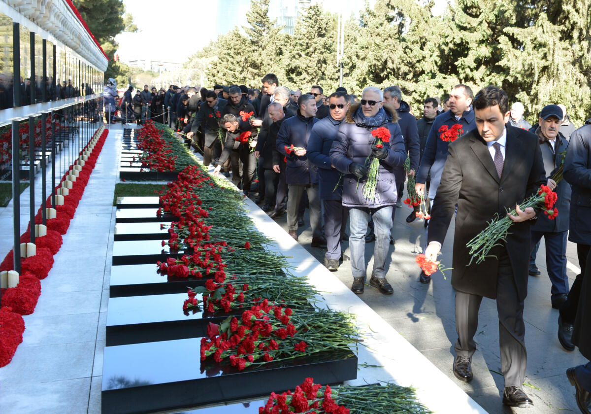 İqtisadiyyat Nazirliyinin kollektivi Şəhidlər Xiyabanını ziyarət edib