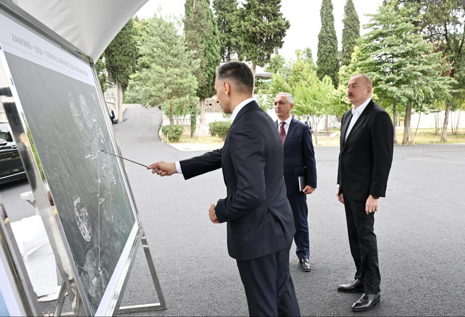 Prezident İlham Əliyev Xankəndi-Şuşa kanat yolunun inşası üçün seçilmiş əraziyə baxıb