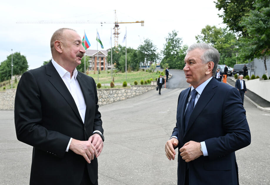 Azərbaycan və Özbəkistan prezidentləri Xankəndidəki “Businesstex JV” tikiş fabrikinin fəaliyyəti ilə tanış olublar