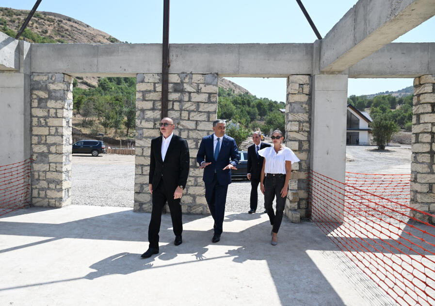 Prezident İlham Əliyev və birinci xanım Mehriban Əliyeva “Hacıkənd” istirahət kompleksinin tikintisi ilə tanış olublar