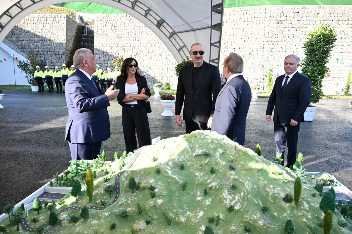 Prezident və birinci xanım Toğanalı-Kəlbəcər-İstisu avtomobil yolunda görülən işlərlə tanış olublar