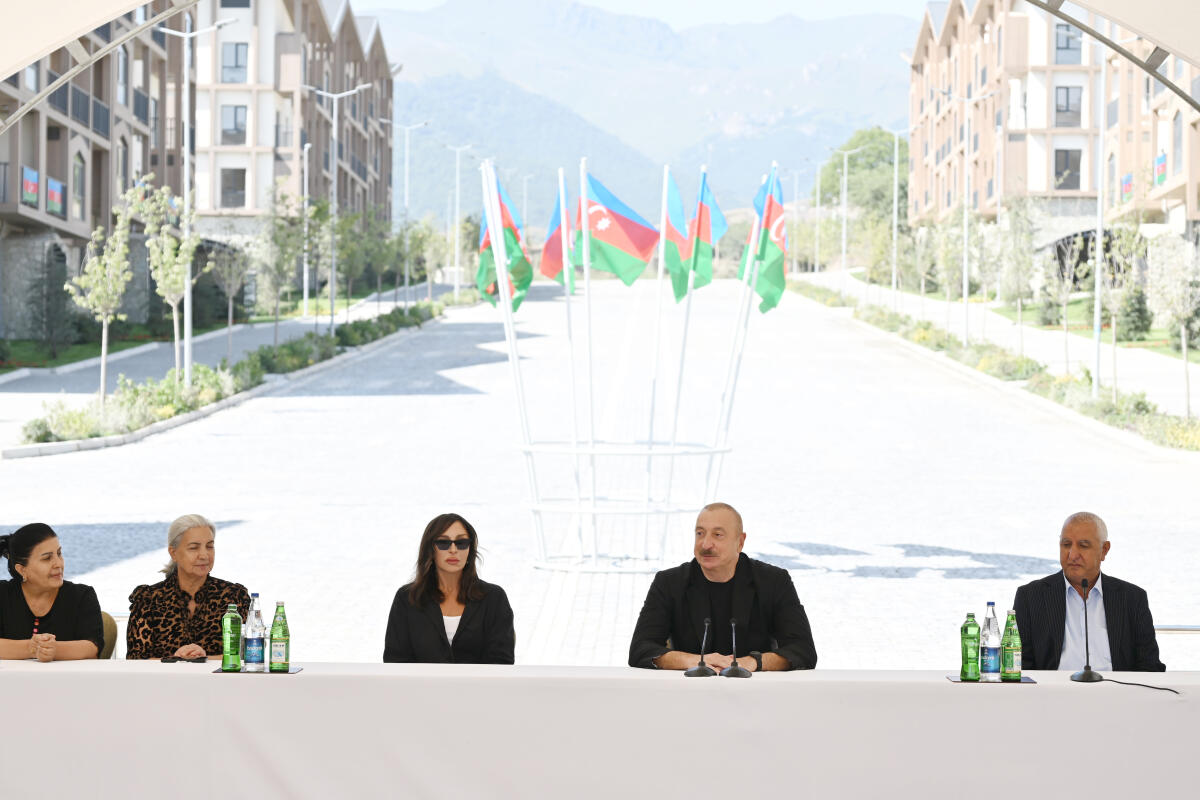 Prezident İlham Əliyev Kəlbəcər şəhərinin sakinləri ilə görüşüb, onlara mənzillərin açarlarını təqdim edib